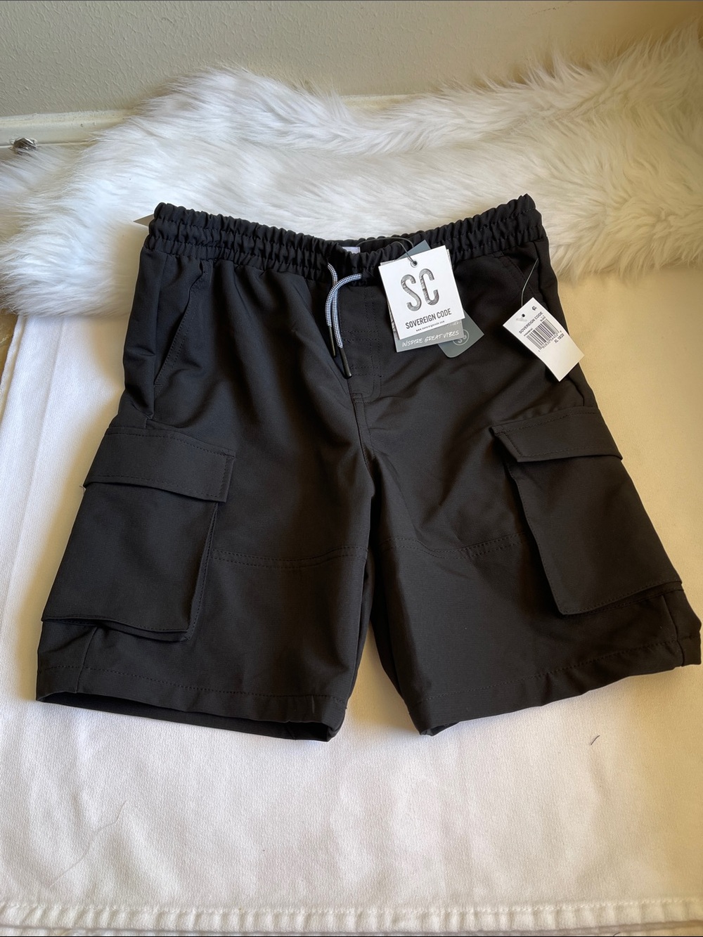 Sovereign Code Boys Black Cargo Shorts Size XL. NWT.